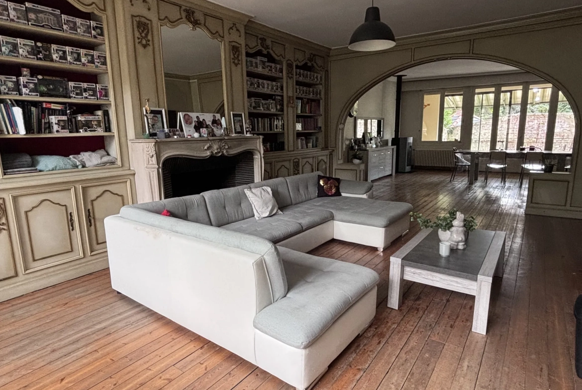 Maison avec local professionnel et habitation à Roye – 332 m² 