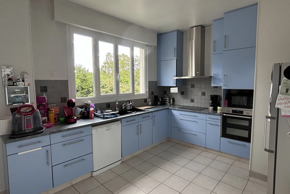 Maison avec local professionnel et habitation à Roye – 332 m² 