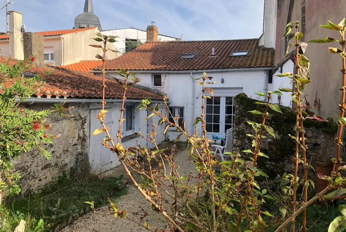 Terrain de loisir avec 8 boxes à L'Oudon – Vue panoramique et possibilités équestres 