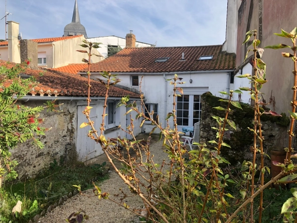 Terrain de loisir avec 8 boxes à L'Oudon – Vue panoramique et possibilités équestres