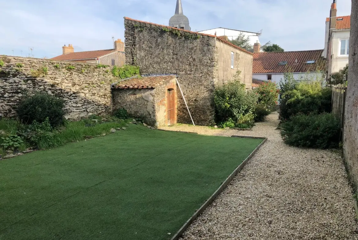 Terrain de loisir avec 8 boxes à L'Oudon – Vue panoramique et possibilités équestres 
