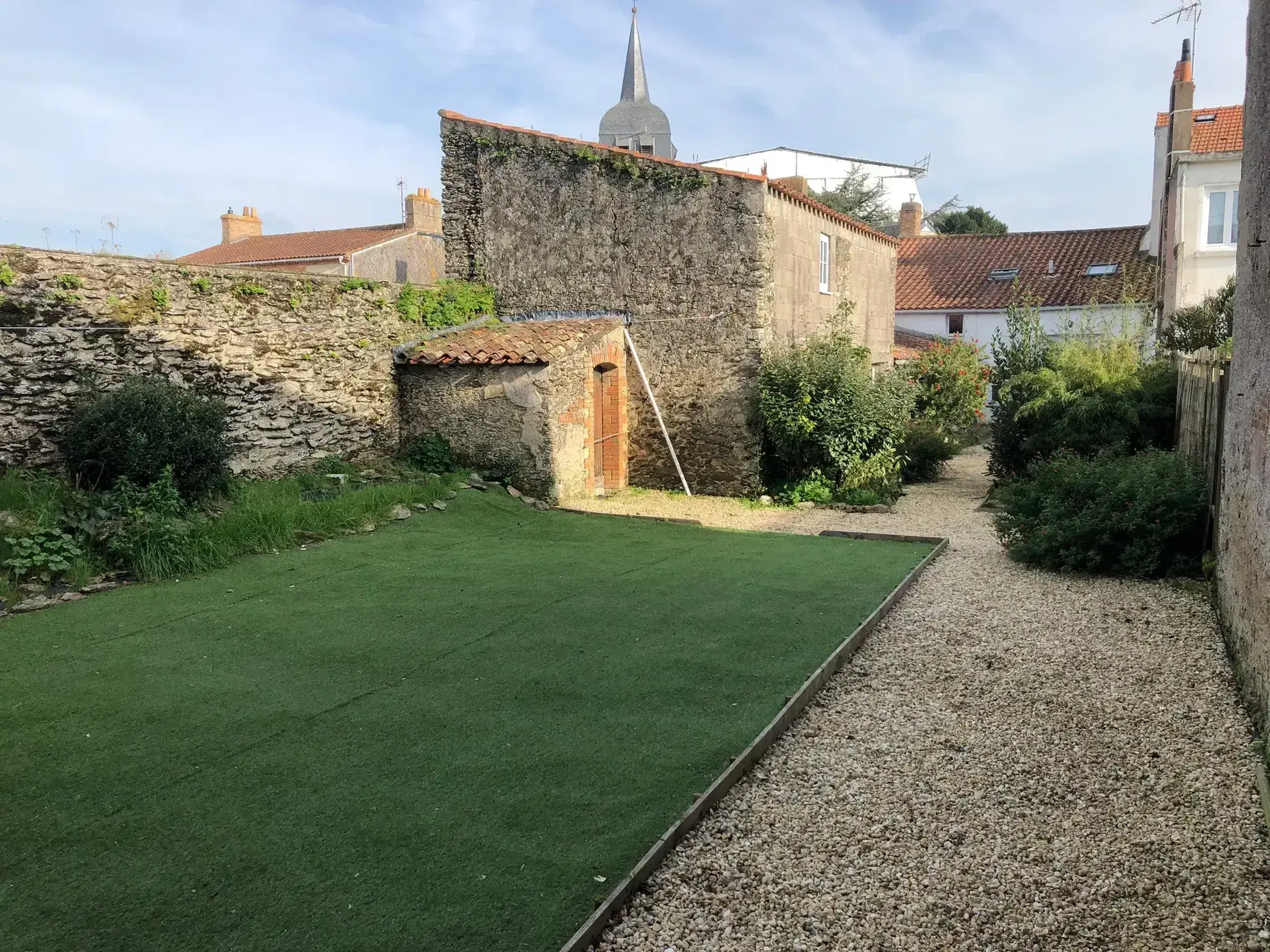 Terrain de loisir avec 8 boxes à L'Oudon – Vue panoramique et possibilités équestres 