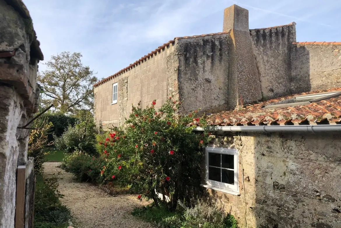 Terrain de loisir avec 8 boxes à L'Oudon – Vue panoramique et possibilités équestres 