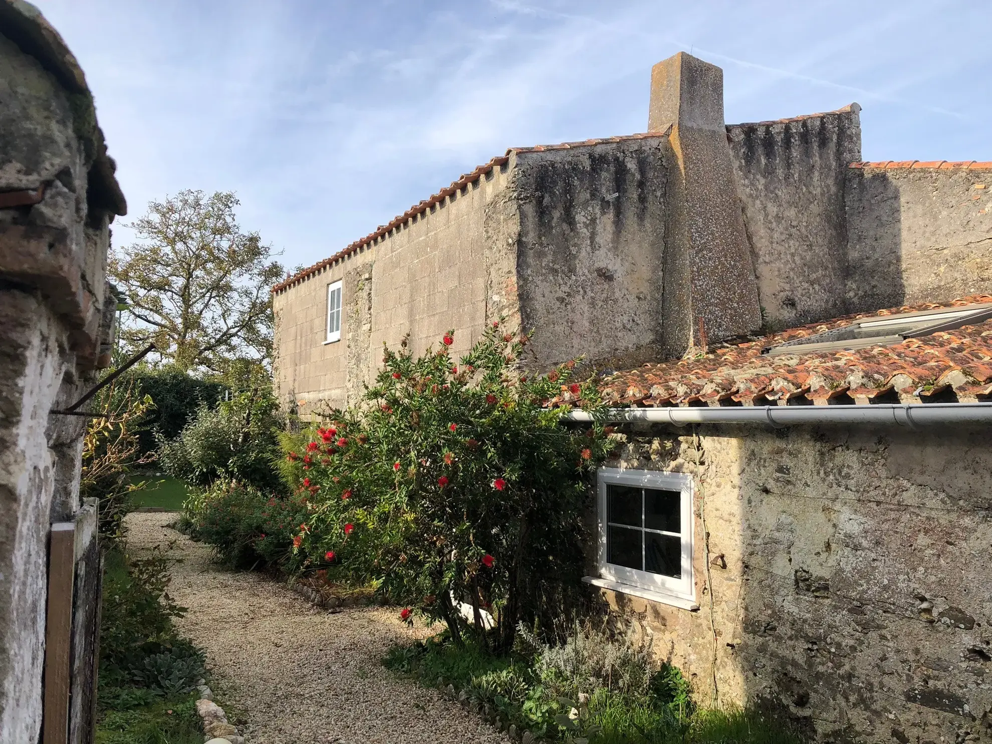 Terrain de loisir avec 8 boxes à L'Oudon – Vue panoramique et possibilités équestres 