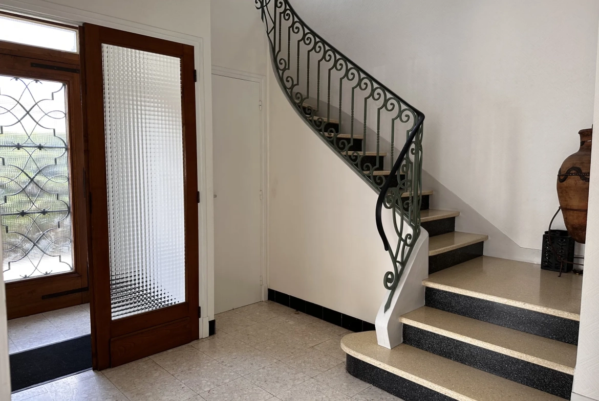 Maison à vendre à Carcassonne proche de la Cité avec 4 chambres, jardin et garage 
