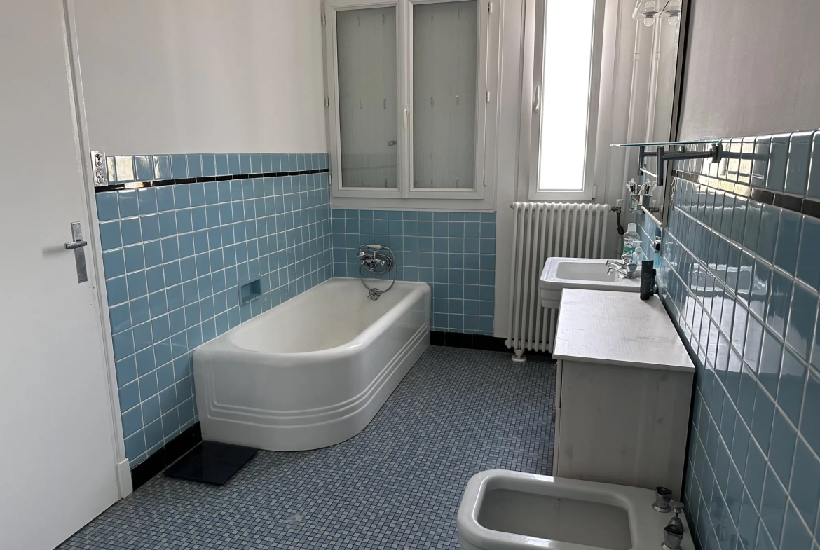 Maison à vendre à Carcassonne proche de la Cité avec 4 chambres, jardin et garage 