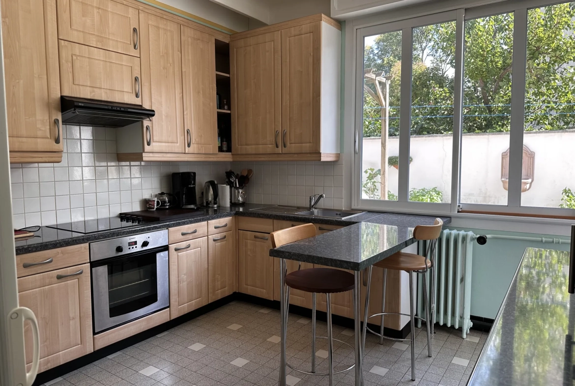 Maison à vendre à Carcassonne proche de la Cité avec 4 chambres, jardin et garage 