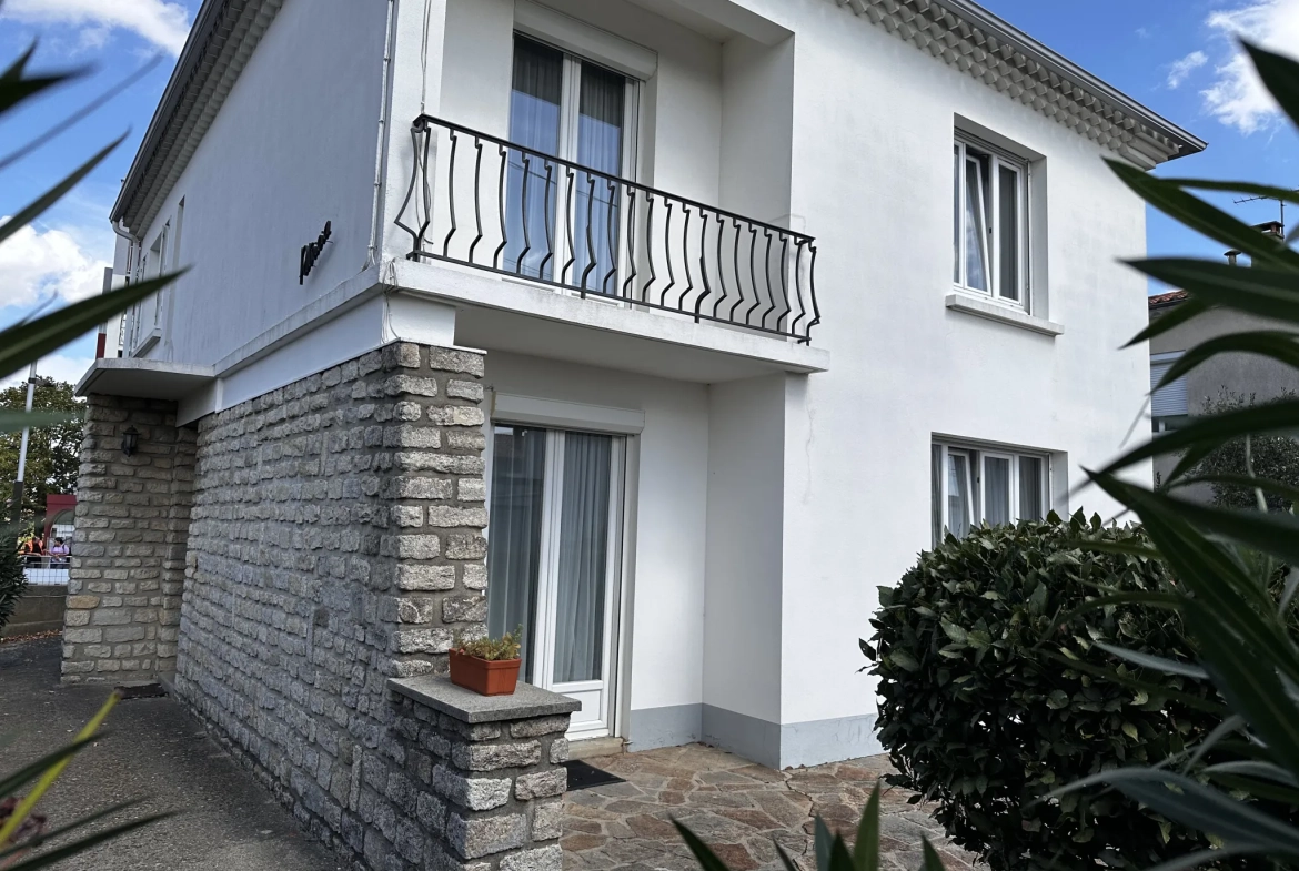 Maison à vendre à Carcassonne proche de la Cité avec 4 chambres, jardin et garage 