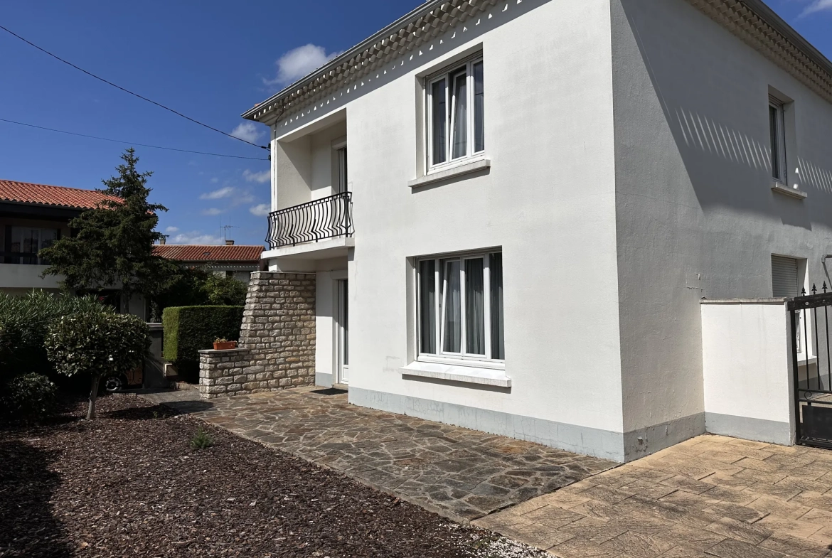 Maison à vendre à Carcassonne proche de la Cité avec 4 chambres, jardin et garage 