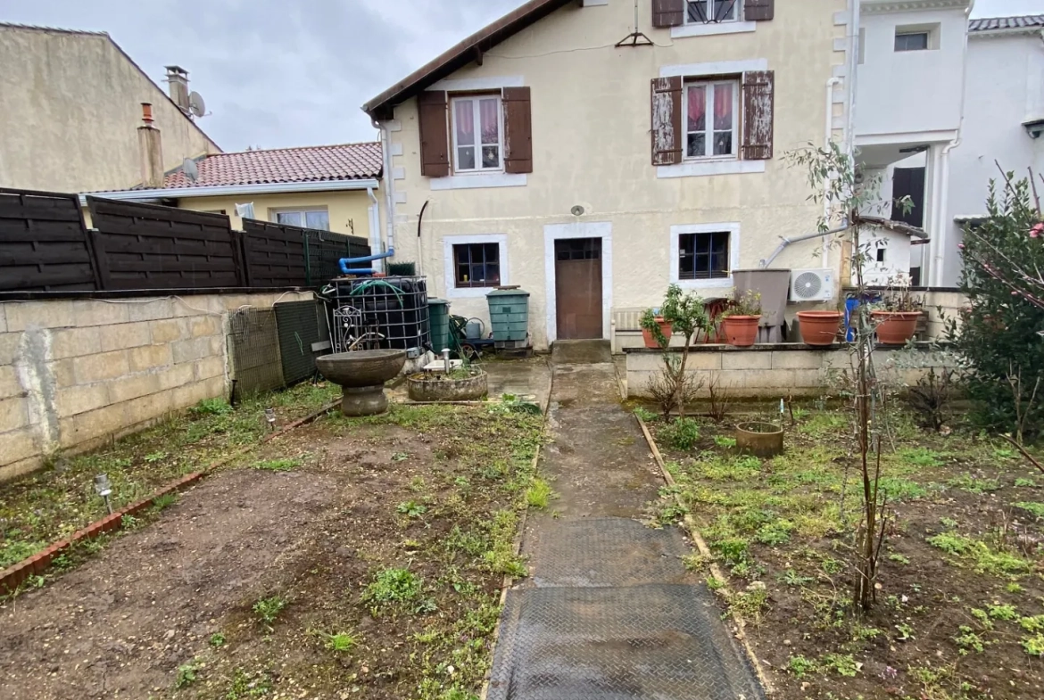 Maison de village à Sauveterre-la-Lémance avec jardin, 80 m², à rafraîchir 