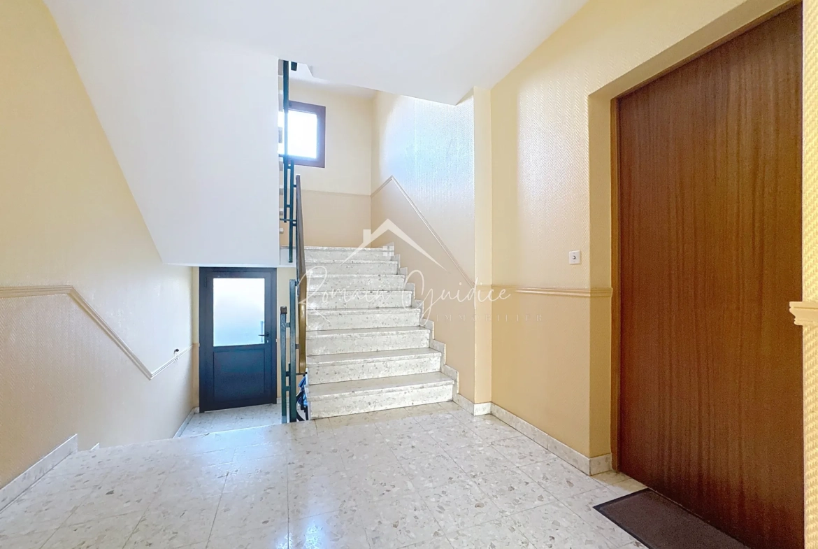 Bel appartement F5 rénové de 85 m² avec garage et cave à Millau 