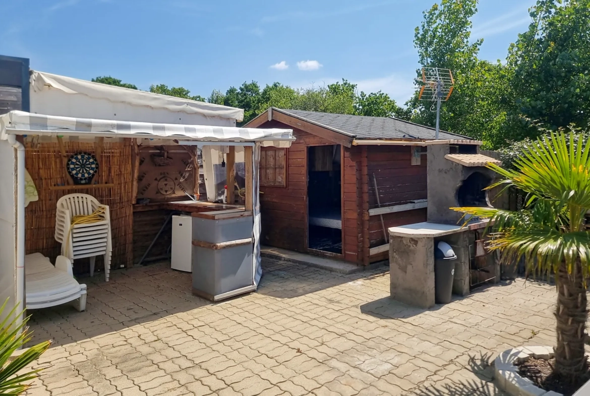 Terrain de loisir de 221 m² avec cottage, dépendances et garage à Bourgneuf en Retz 