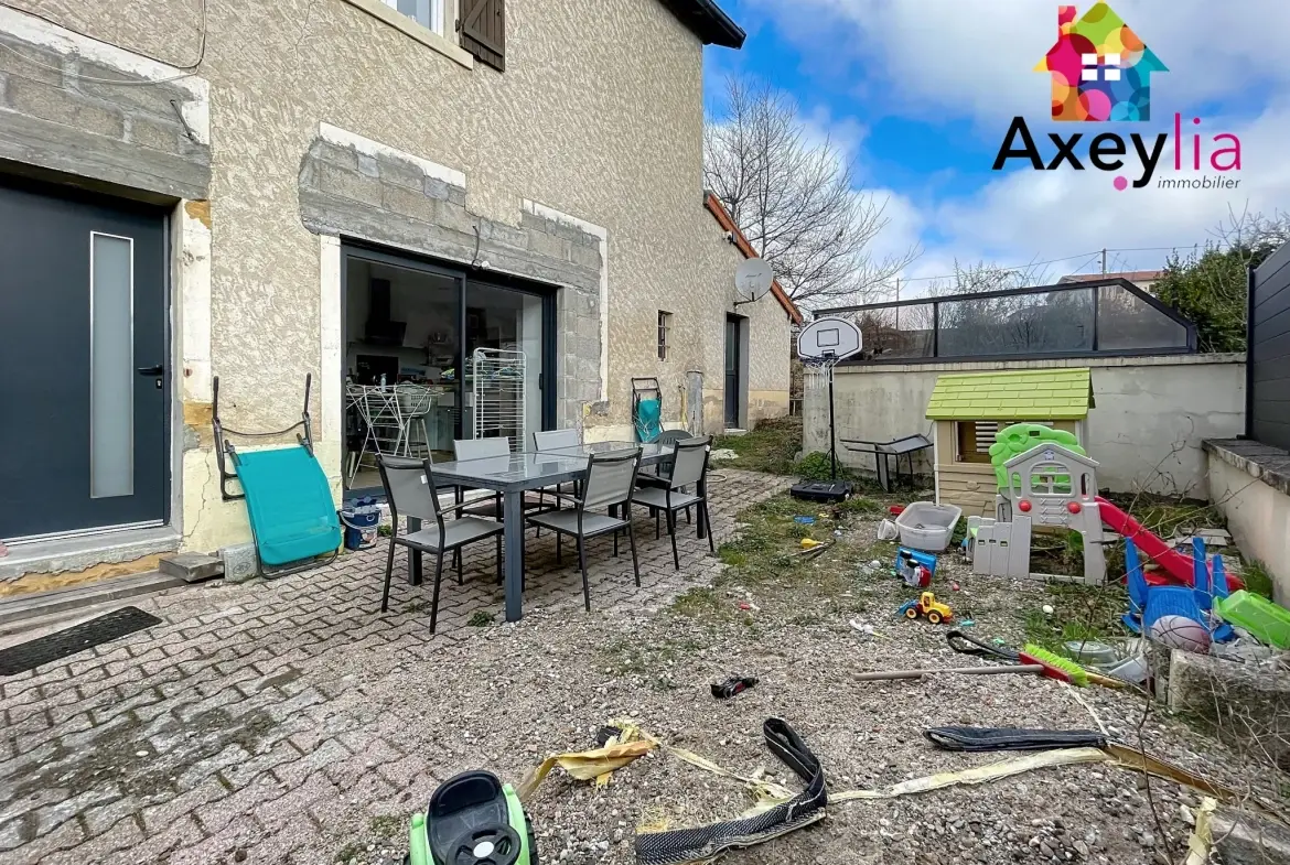 À vendre maison rénovée avec 4 chambres, garage et terrasse à Cuinzier 