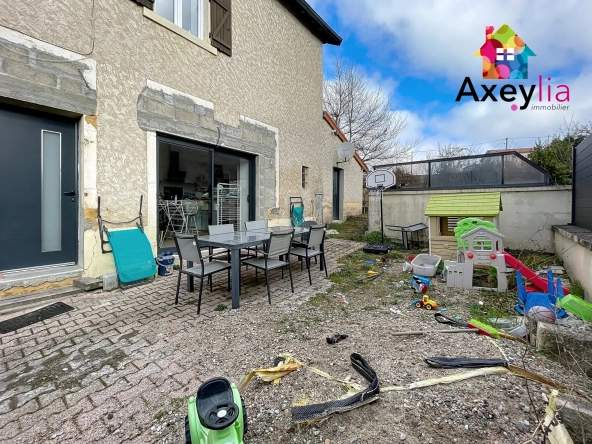 À vendre maison rénovée avec 4 chambres, garage et terrasse à Cuinzier 