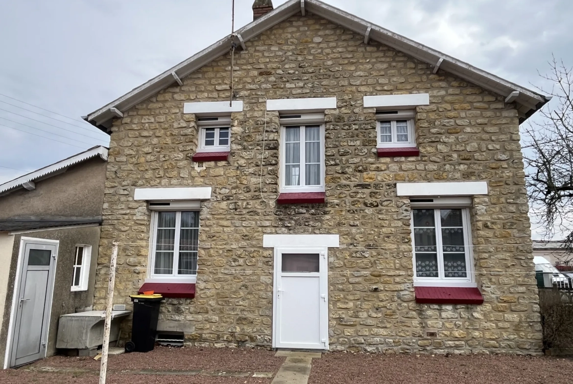 Maison à Thouars de 94 m² avec garage, cave et jardin, quartier calme 