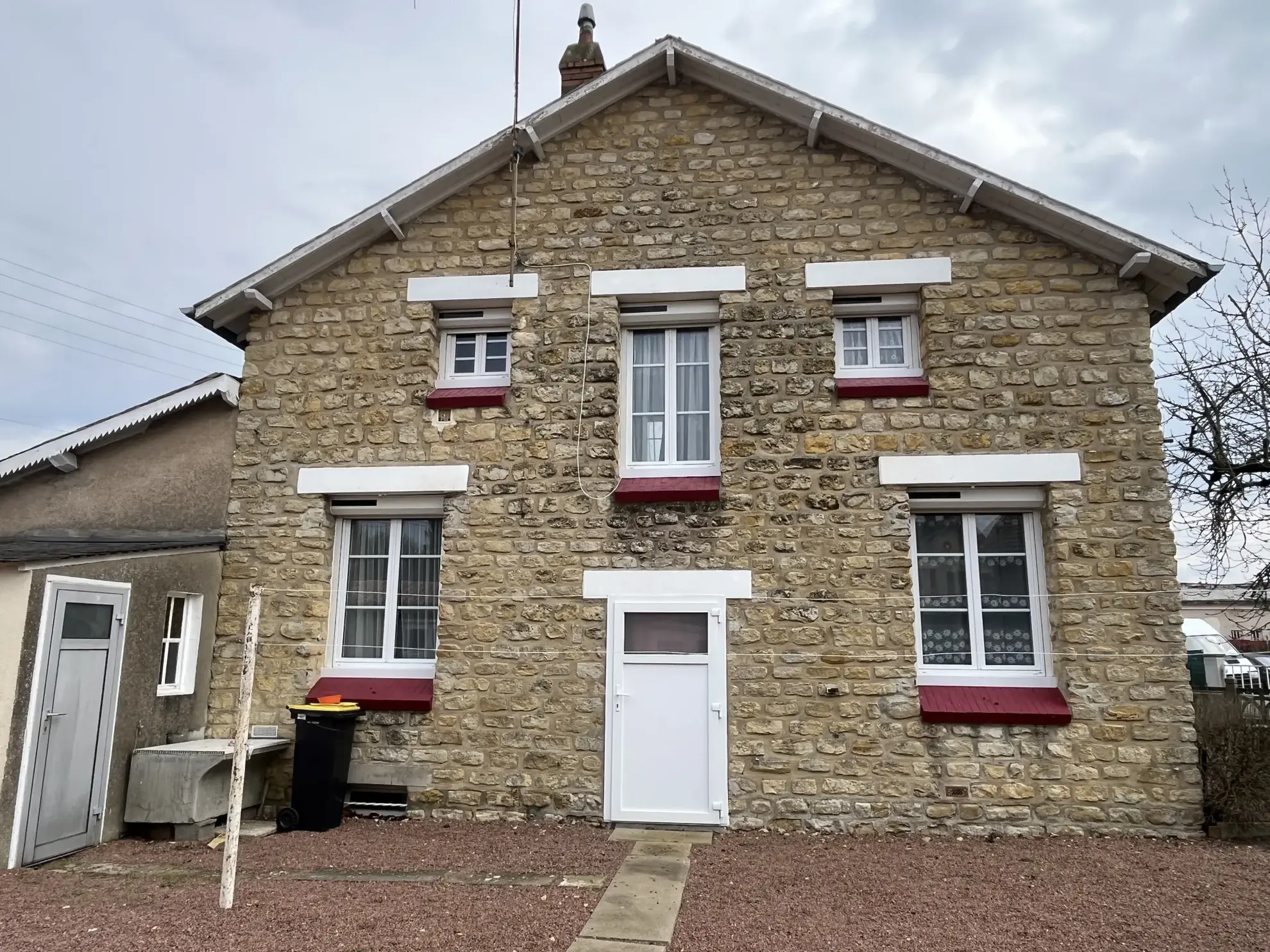 Maison à Thouars de 94 m² avec garage, cave et jardin, quartier calme 