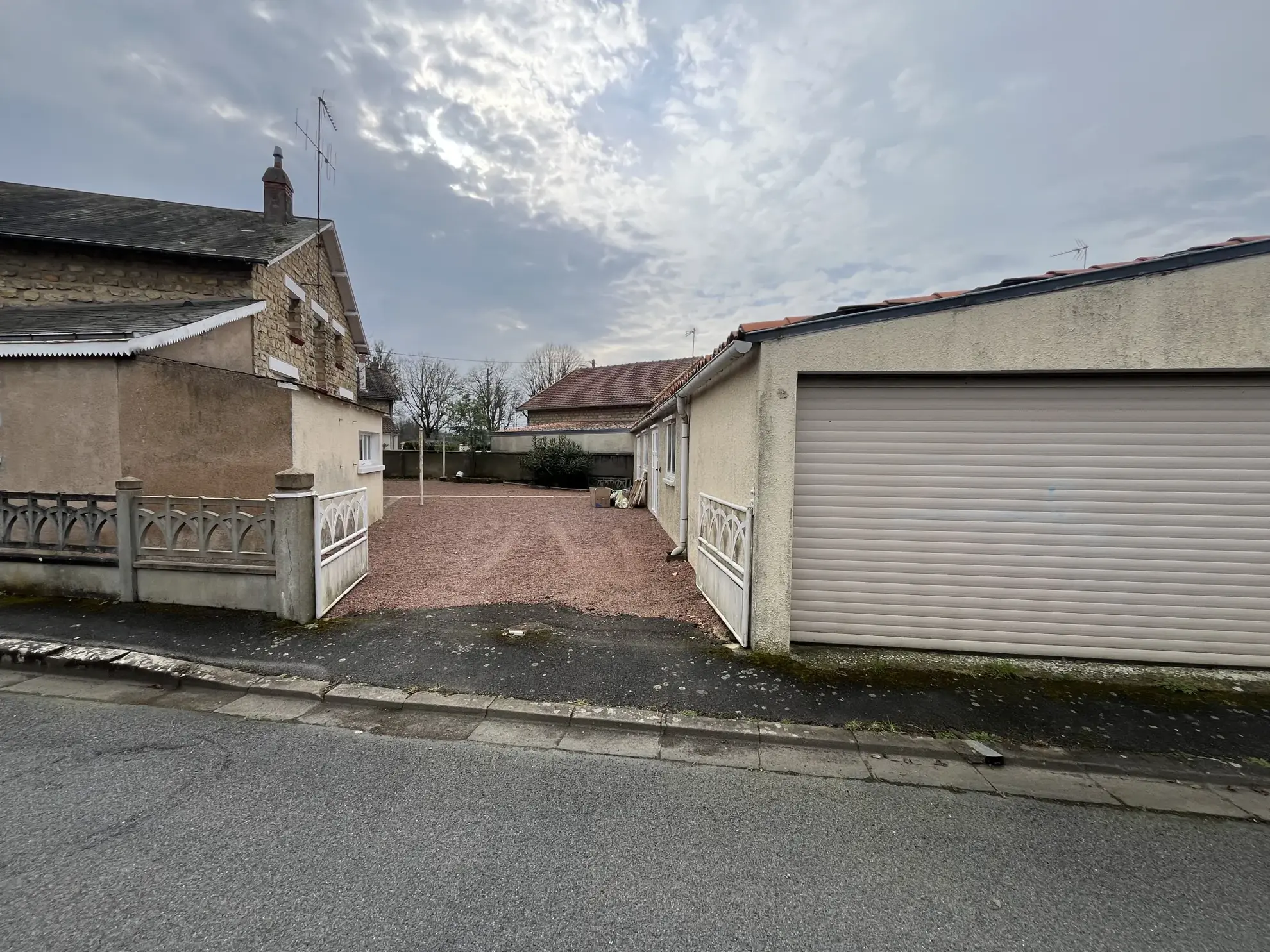Maison à Thouars de 94 m² avec garage, cave et jardin, quartier calme 