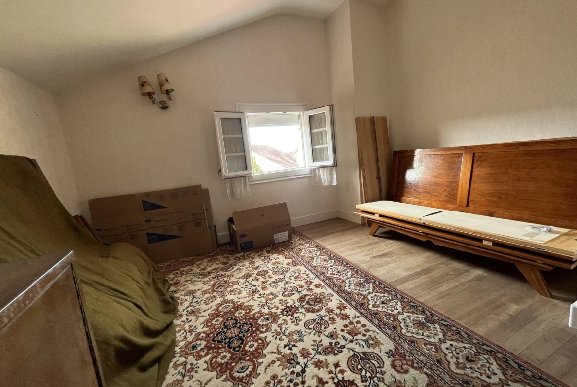 Maison à Thouars de 94 m² avec garage, cave et jardin, quartier calme 
