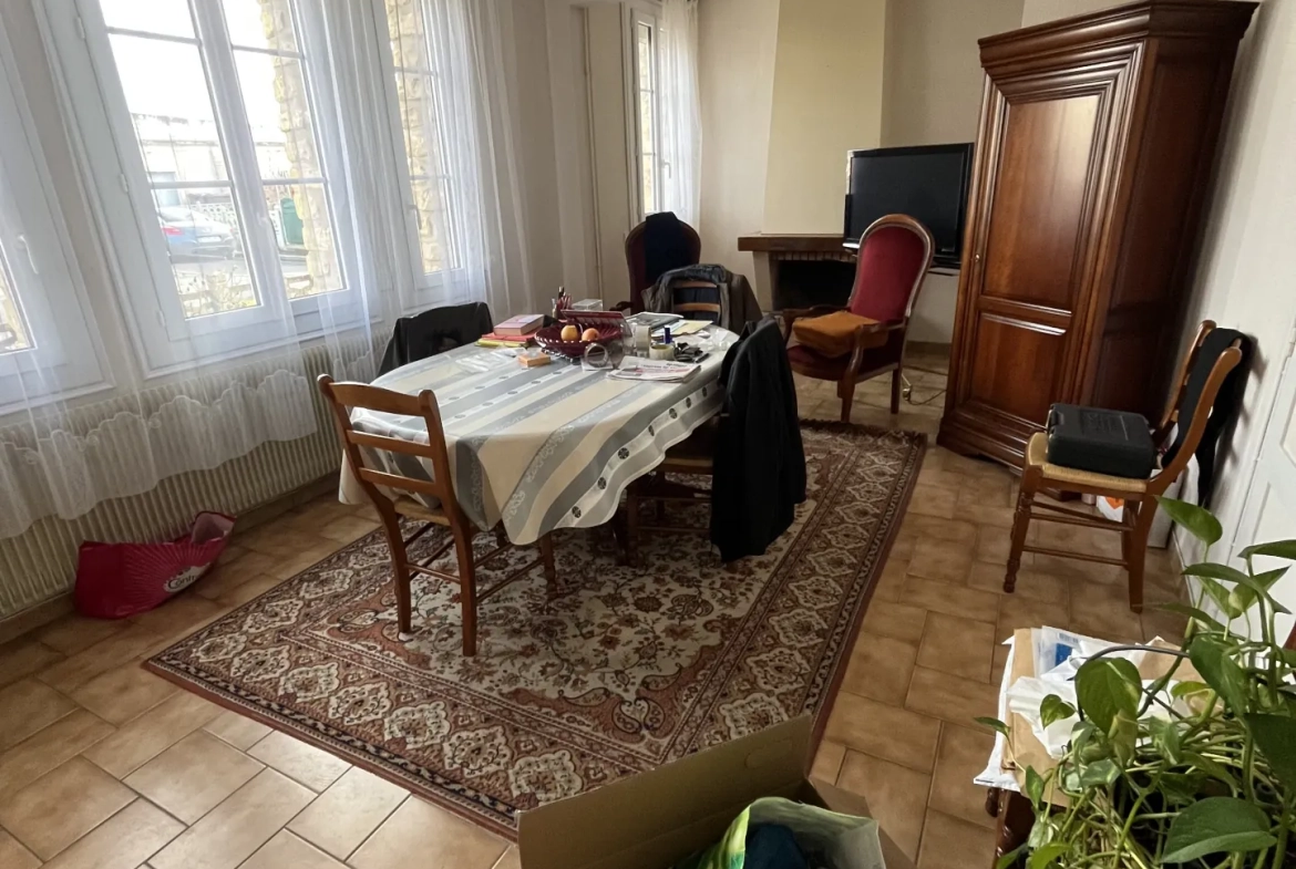 Maison à Thouars de 94 m² avec garage, cave et jardin, quartier calme 