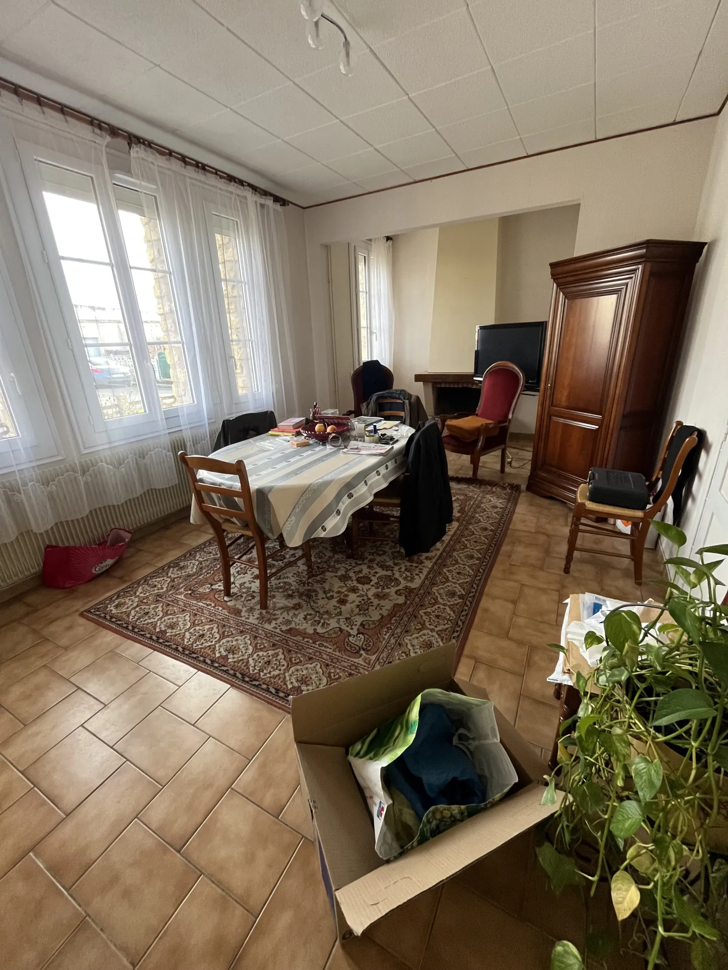 Maison à Thouars de 94 m² avec garage, cave et jardin, quartier calme 