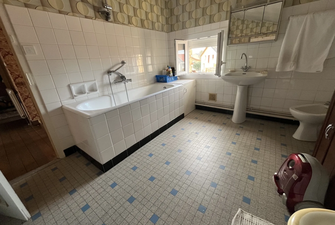 Maison à Thouars de 94 m² avec garage, cave et jardin, quartier calme 