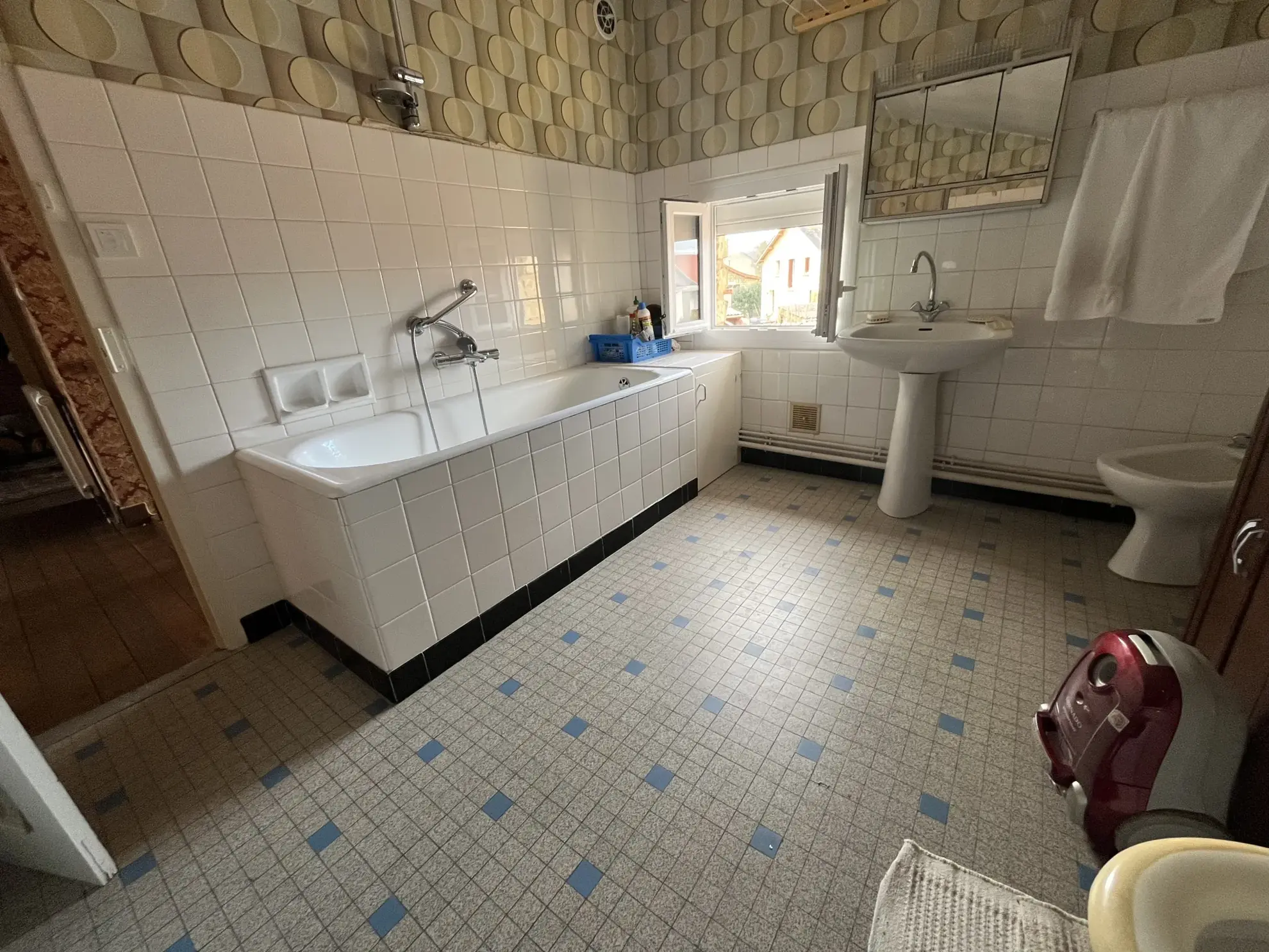 Maison à Thouars de 94 m² avec garage, cave et jardin, quartier calme 