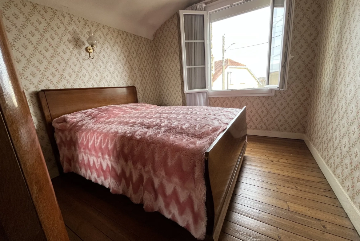 Maison à Thouars de 94 m² avec garage, cave et jardin, quartier calme 