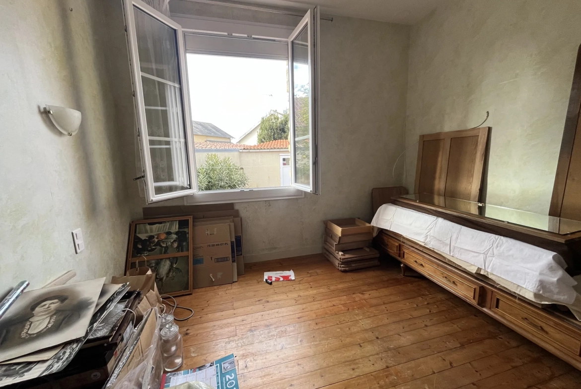 Maison à Thouars de 94 m² avec garage, cave et jardin, quartier calme 