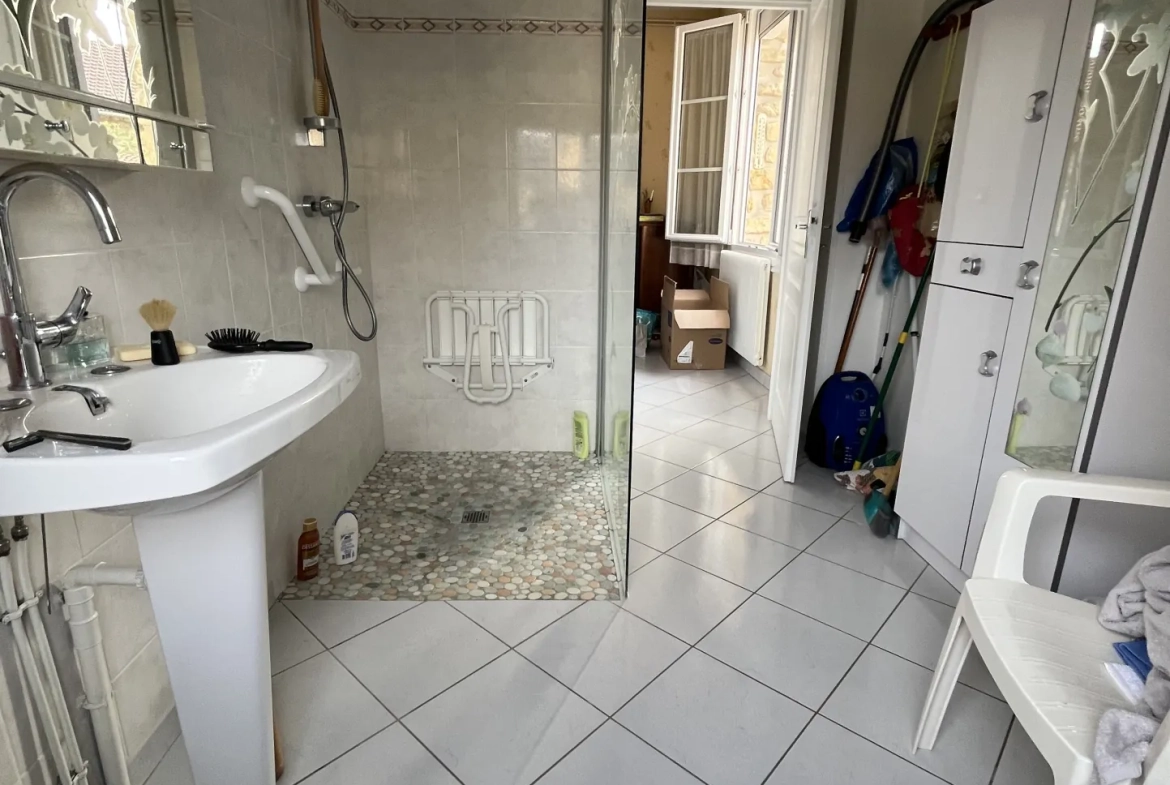 Maison à Thouars de 94 m² avec garage, cave et jardin, quartier calme 