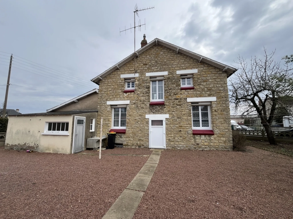 Maison à Thouars de 94 m² avec garage, cave et jardin, quartier calme