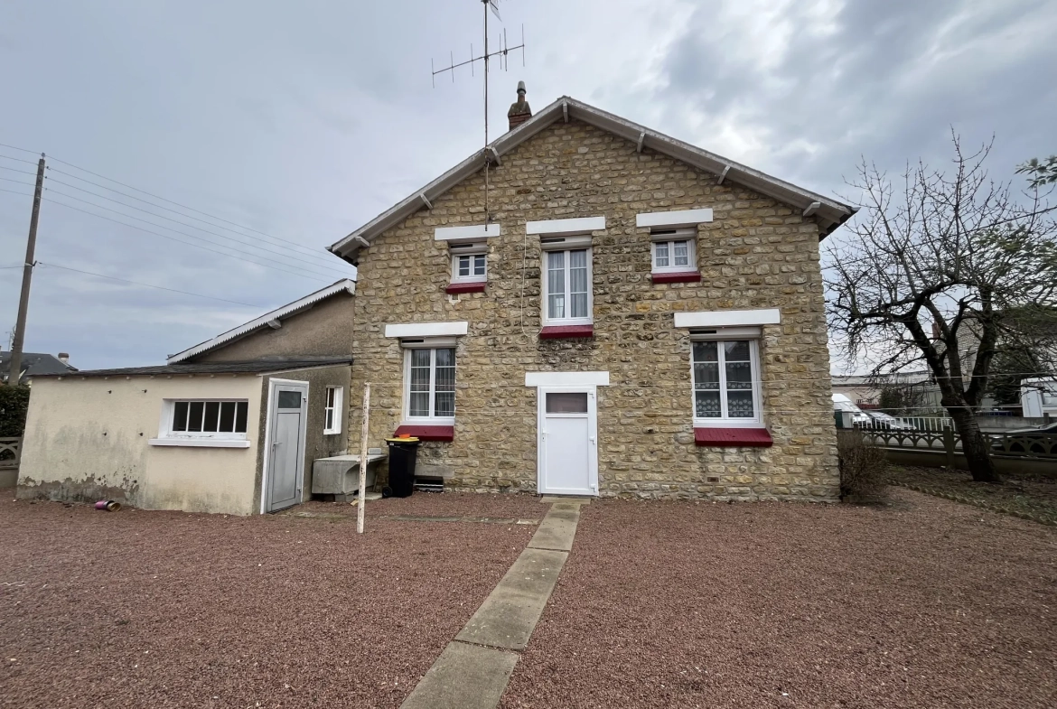 Maison à Thouars de 94 m² avec garage, cave et jardin, quartier calme 
