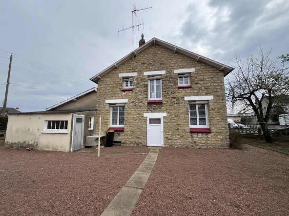 Maison à Thouars de 94 m² avec garage, cave et jardin, quartier calme
