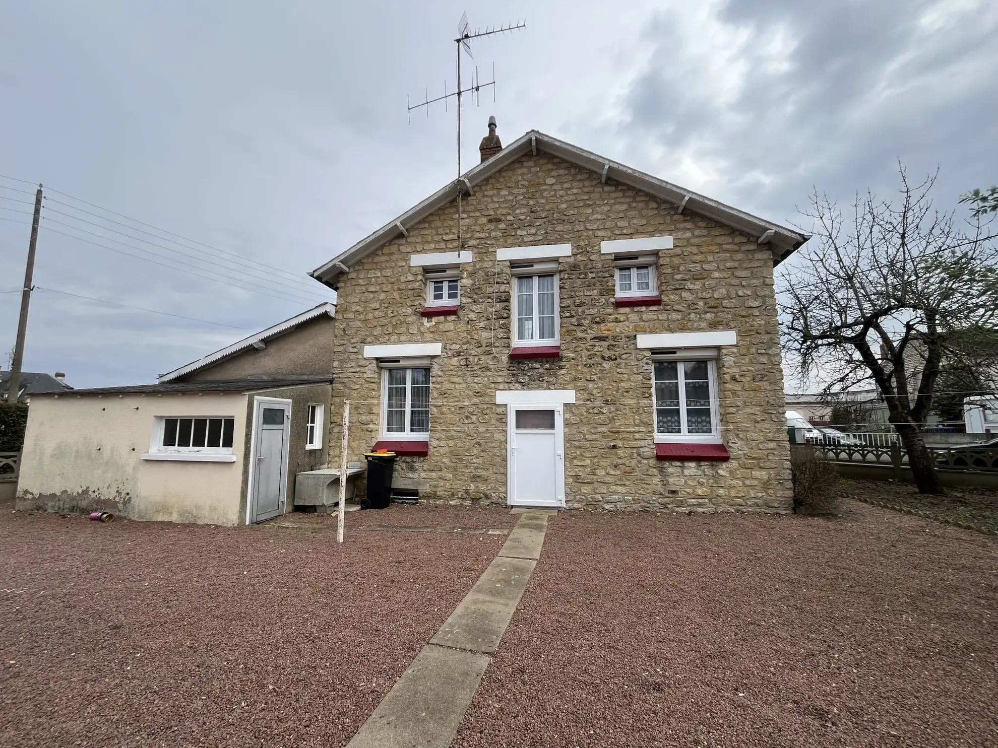 Maison à Thouars de 94 m² avec garage, cave et jardin, quartier calme 
