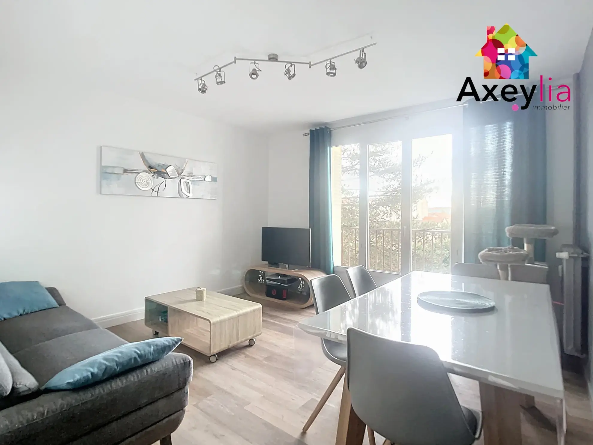Appartement T3 rénové avec balcon, garage et cave à Roanne 