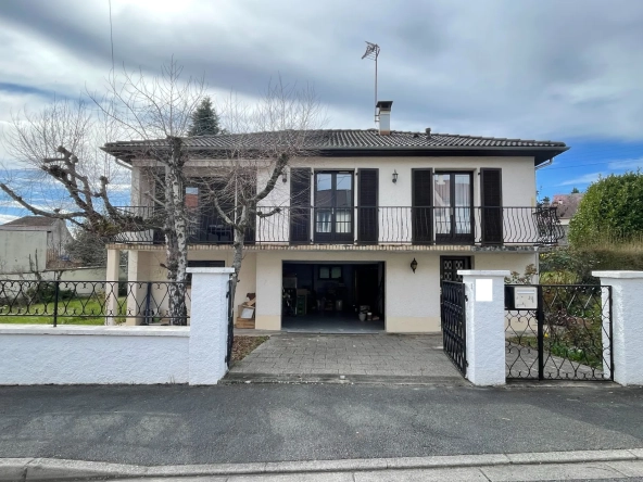Maison de ville à Bellerive-sur-Allier avec garage et jardin à rénover