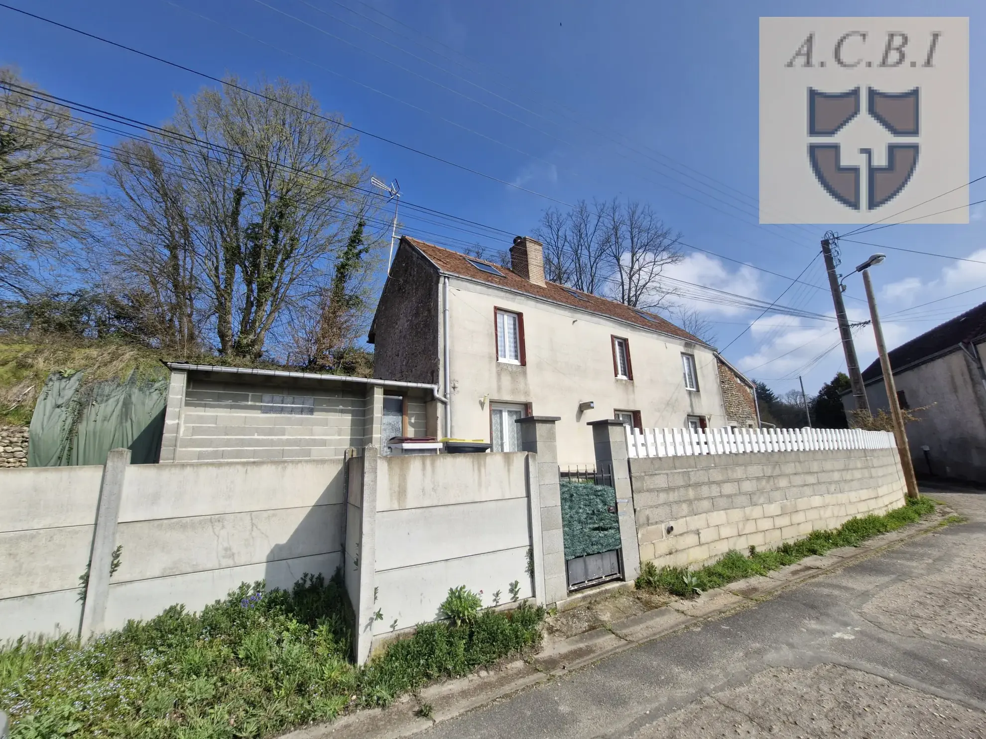 Maison de village spacieuse à Morée, proche commerces et écoles - Grand terrain, garage et terrasses 