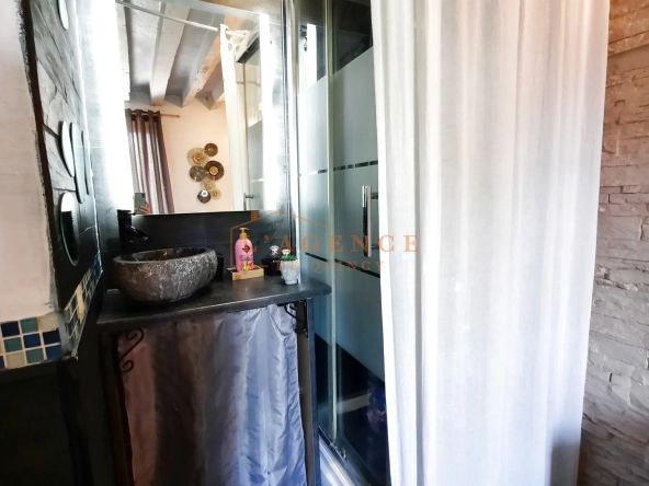 Appartement T2 à Quincy-Voisins - Charme ancien, proximité commodités 