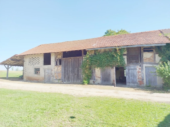 Villa de plain-pied de 106 m² avec dépendances à Saint Trivier de Courtes 