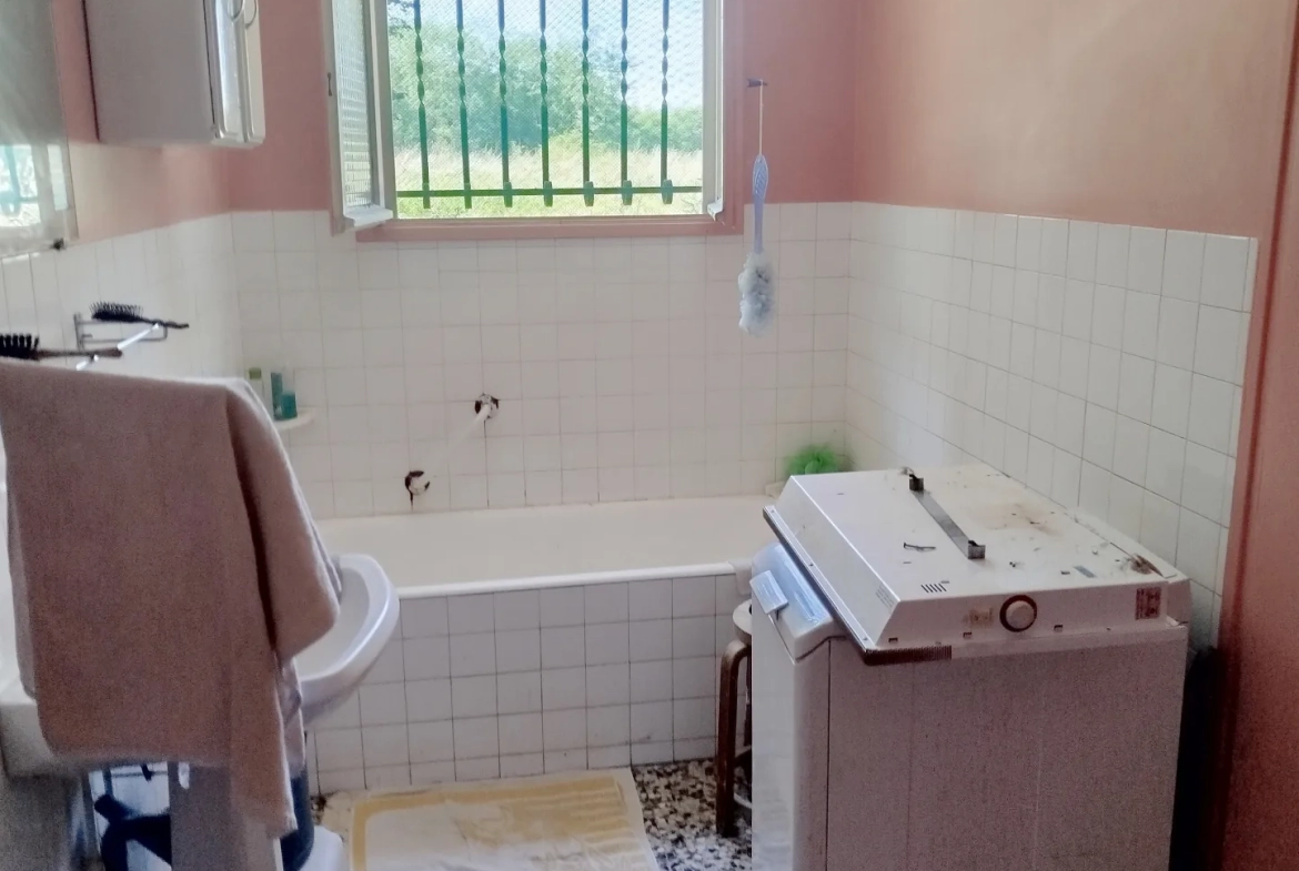 Villa 106 m² de plain-pied avec dépendances à Saint Trivier de Courtes 