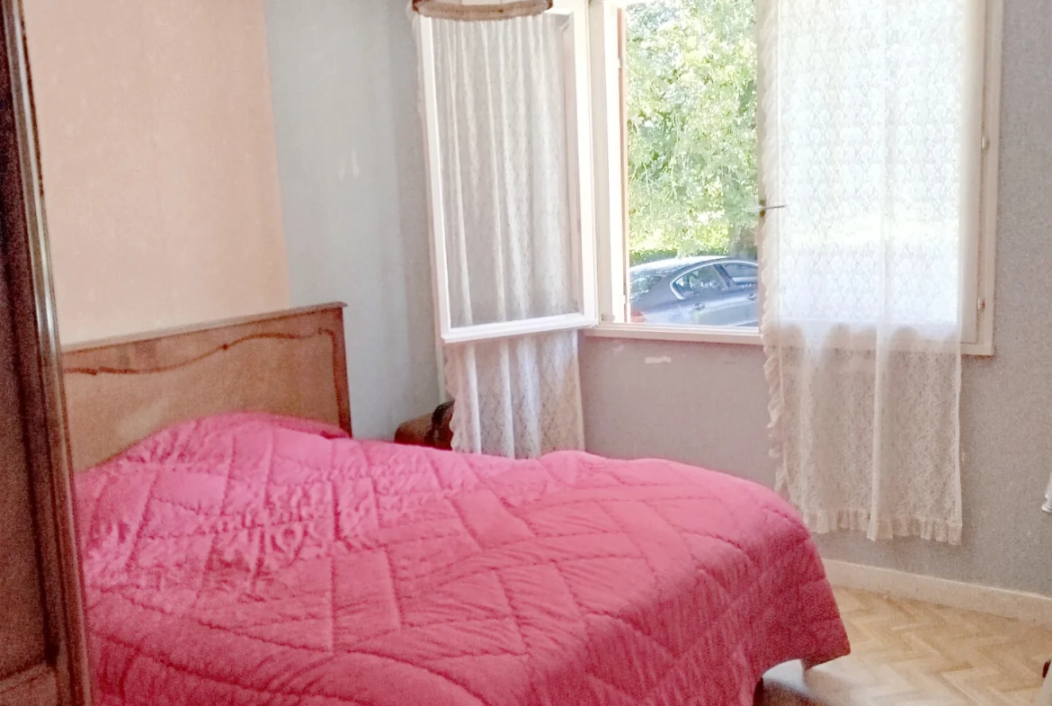 Villa 106 m² de plain-pied avec dépendances à Saint Trivier de Courtes 