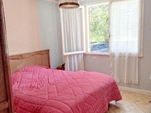 Villa de plain-pied de 106 m² avec dépendances à Saint Trivier de Courtes 