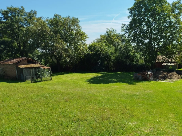 Villa de plain-pied de 106 m² avec dépendances à Saint Trivier de Courtes 