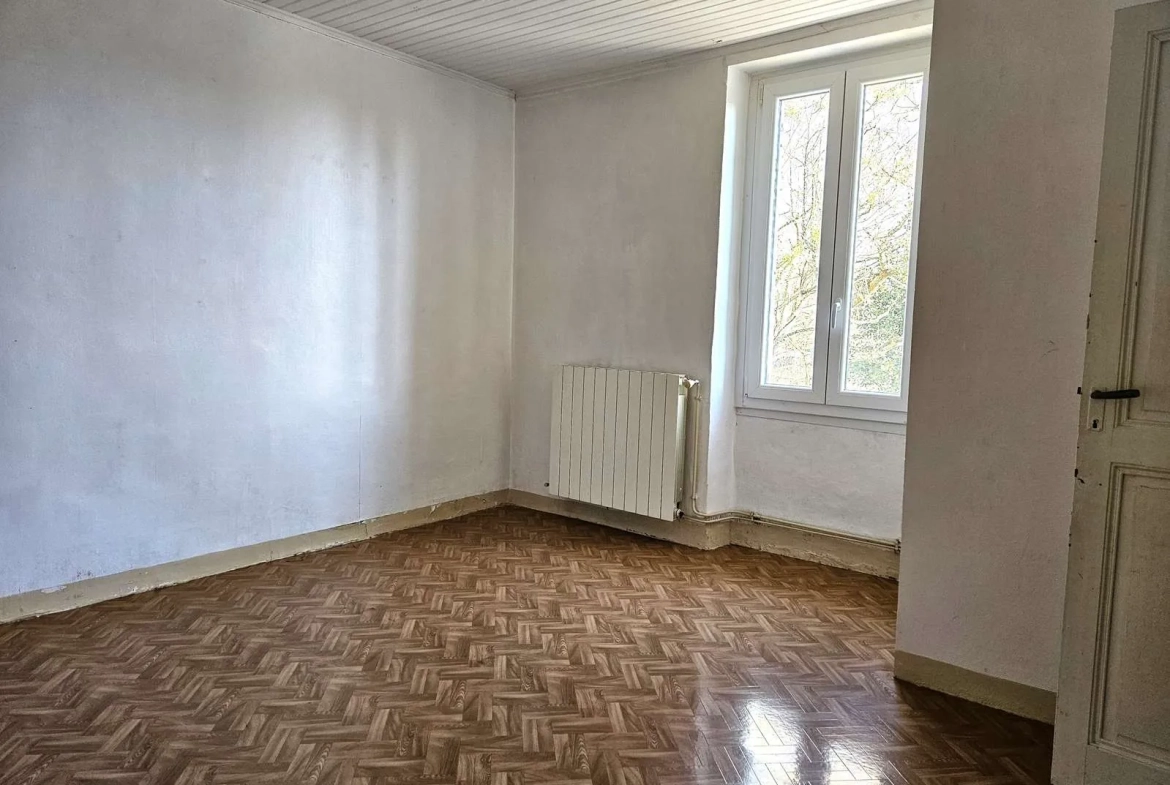 Maison en pierre de 98 m² avec terrain à Lavardac (47) - 3 chambres, garage et vie de plain-pied 