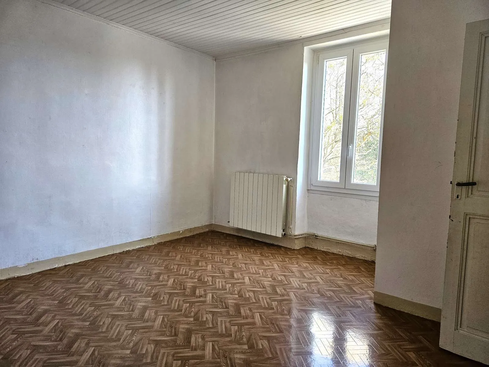 Maison en pierre de 98 m² avec terrain à Lavardac (47) - 3 chambres, garage et vie de plain-pied 