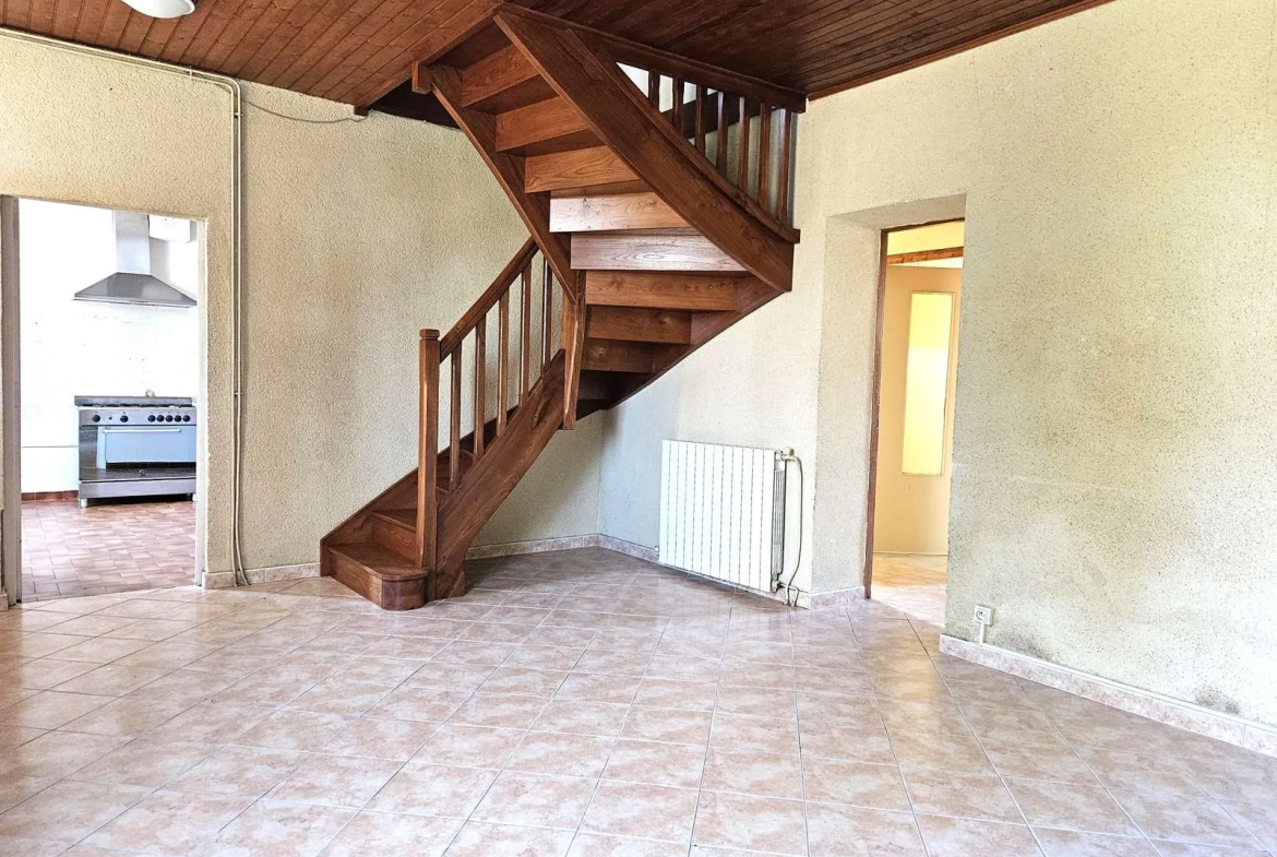 Maison en pierre de 98 m² avec terrain à Lavardac (47) - 3 chambres, garage et vie de plain-pied 