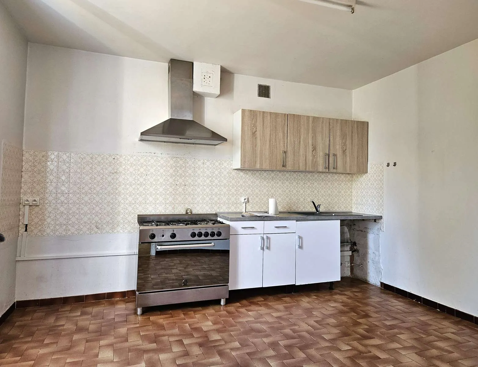 Maison en pierre de 98 m² avec terrain à Lavardac (47) - 3 chambres, garage et vie de plain-pied 