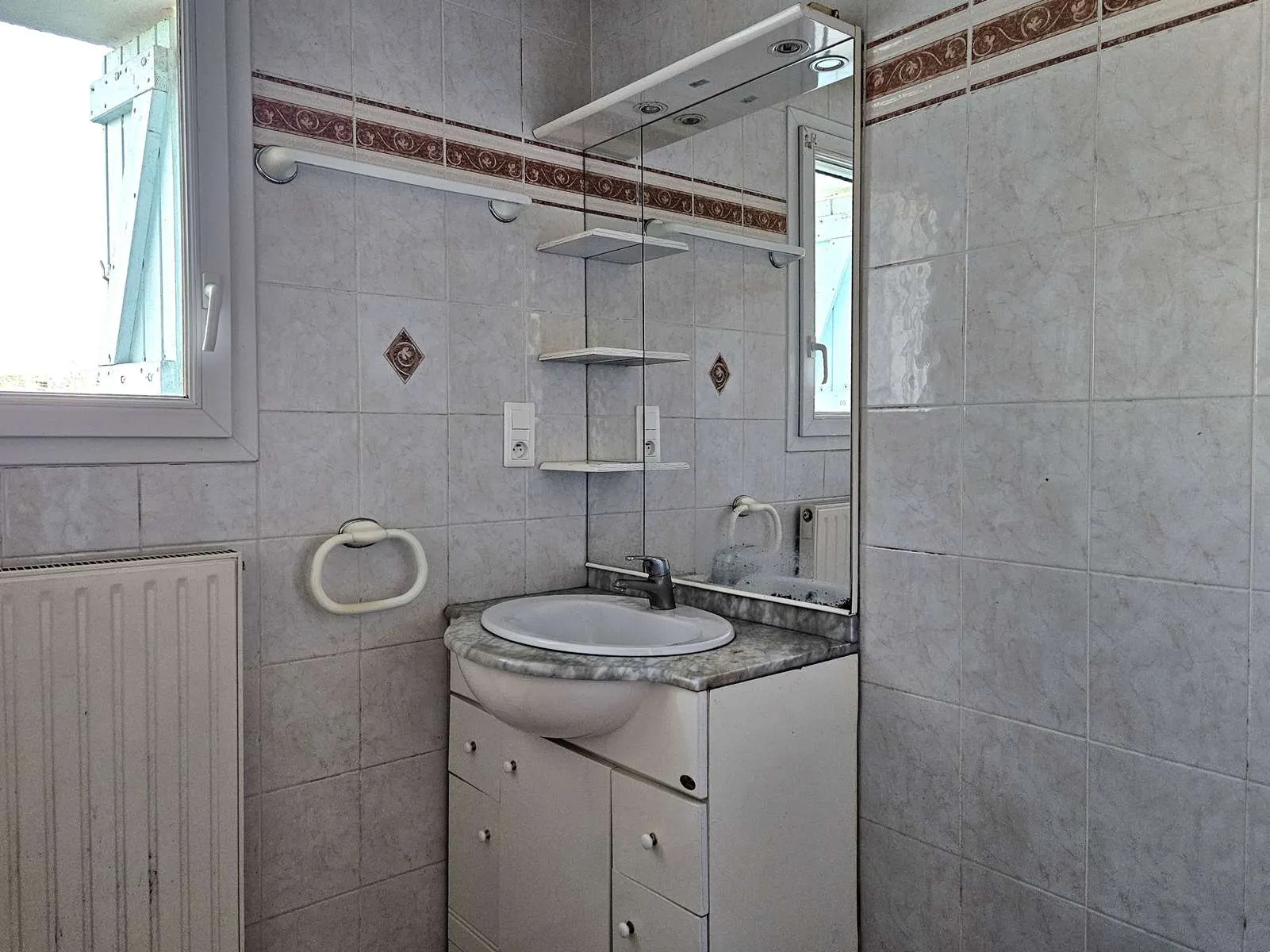 Maison en pierre de 98 m² avec terrain à Lavardac (47) - 3 chambres, garage et vie de plain-pied 