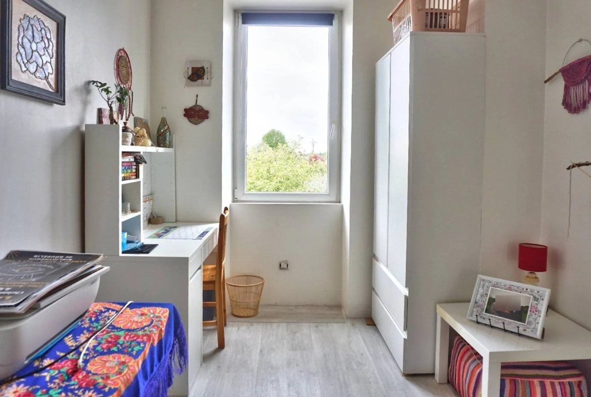 Maison en pierre à Goudelin proche écoles, avec cour et charme rustique 