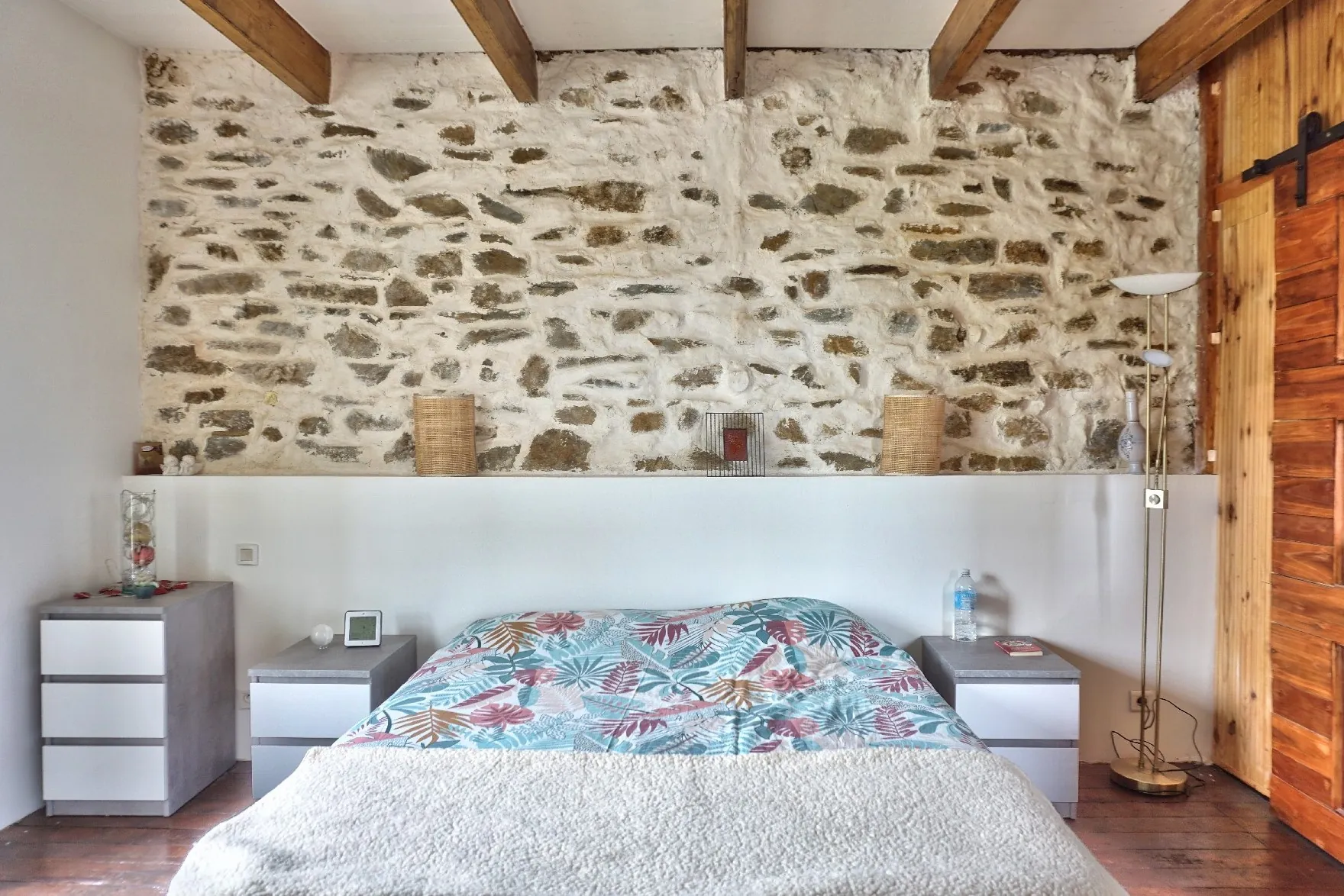 Maison en pierre à Goudelin proche écoles, avec cour et charme rustique 
