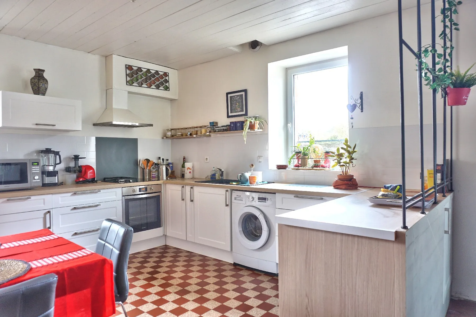 Maison en pierre à Goudelin proche écoles, avec cour et charme rustique 
